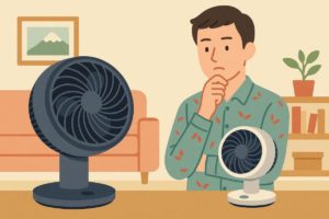 2台のサーキュレーターを比較する30代男性のイラスト。