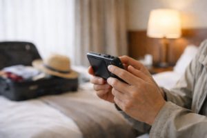 旅行中にスマホやカメラの容量不足に気づいて困っている様子